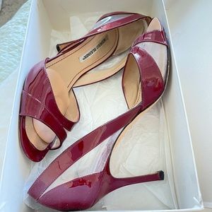 Red peep toe patent leather Manolo Blahnik. Size 7.5 / 37.5. Chills yet?!